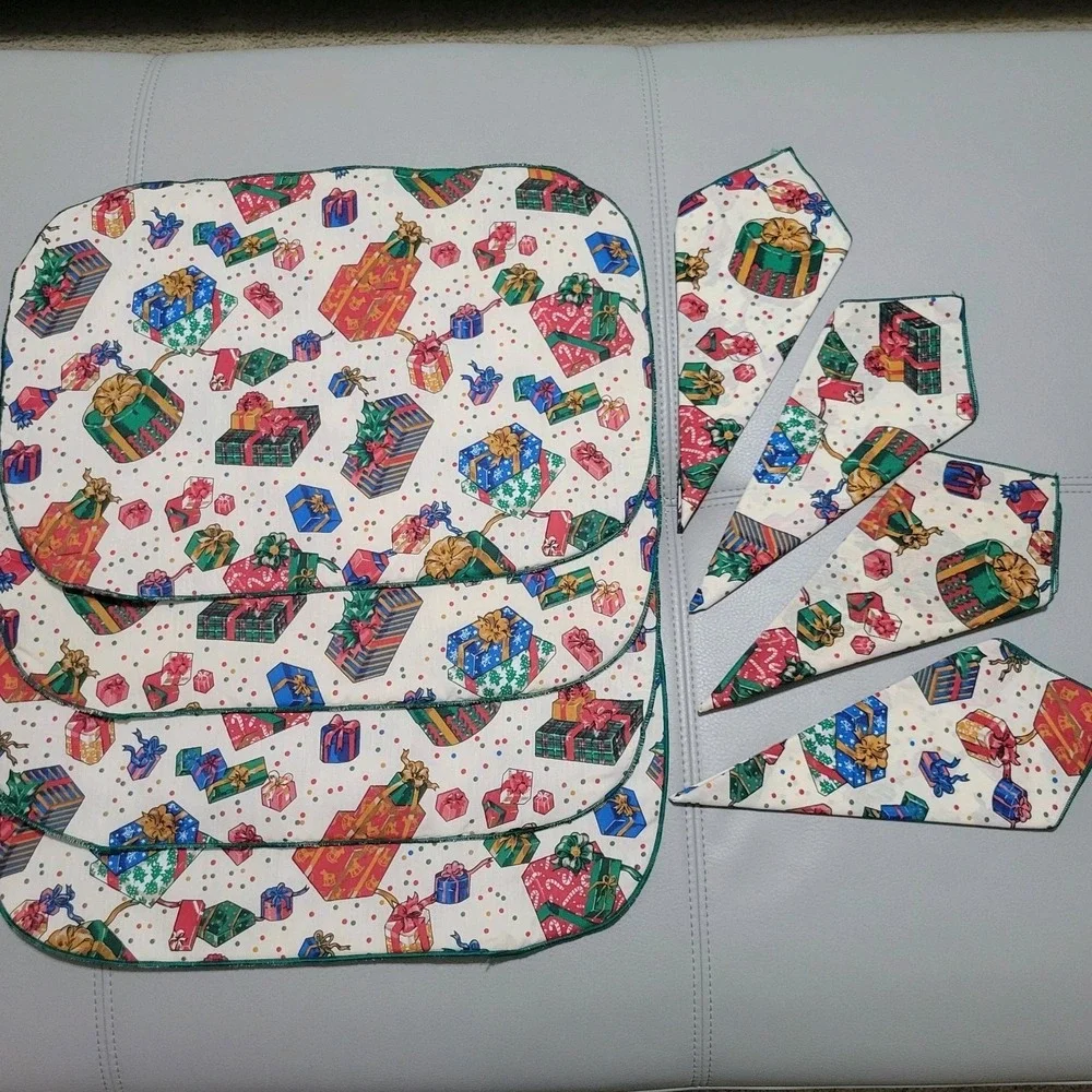 Vtg Christmas Holiday Placemat & Napkin Set of 4 Colorful Cloth Gift Box Pattern